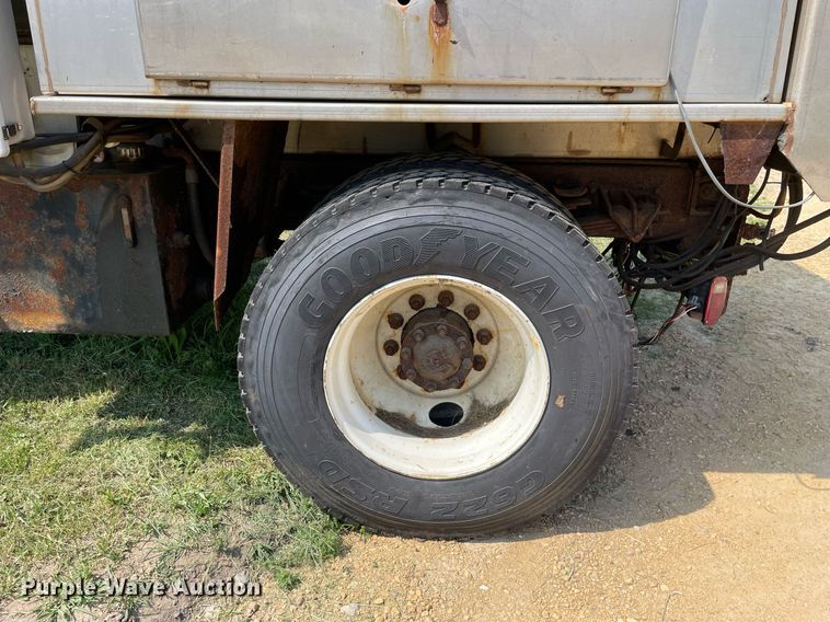 image for item LJ9734 2006 International 7400  dump truck