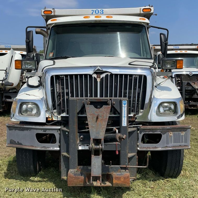 image for item LJ9735 2006 International 7400  dump truck