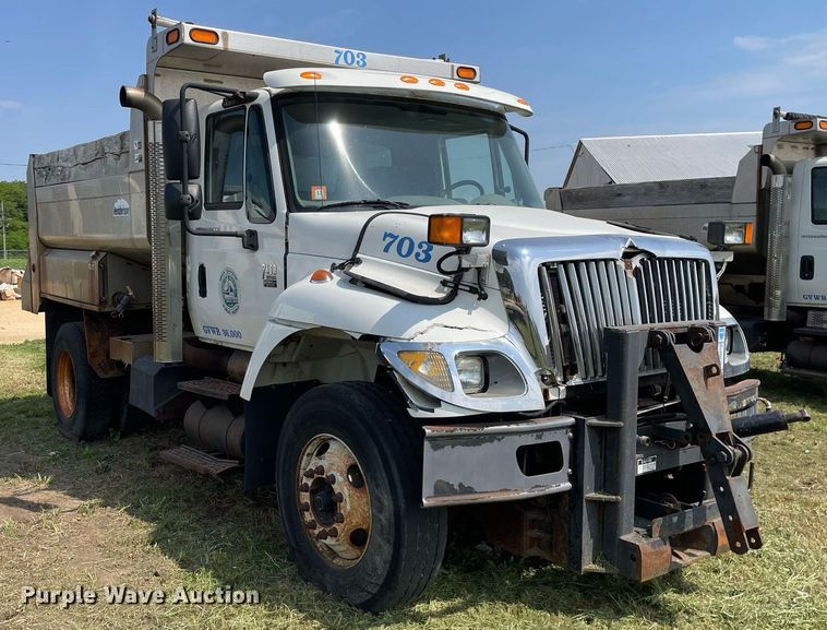 image for item LJ9735 2006 International 7400  dump truck