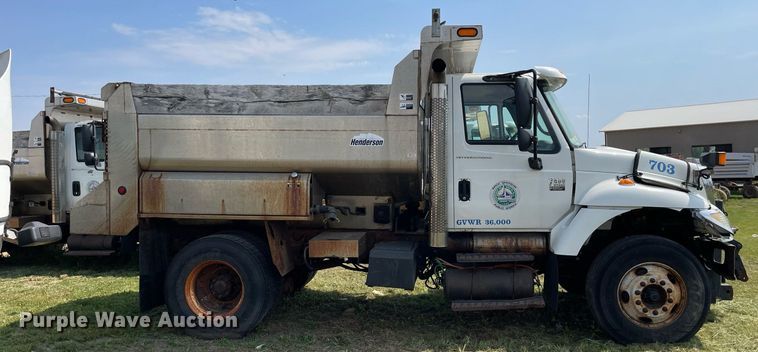 image for item LJ9735 2006 International 7400  dump truck