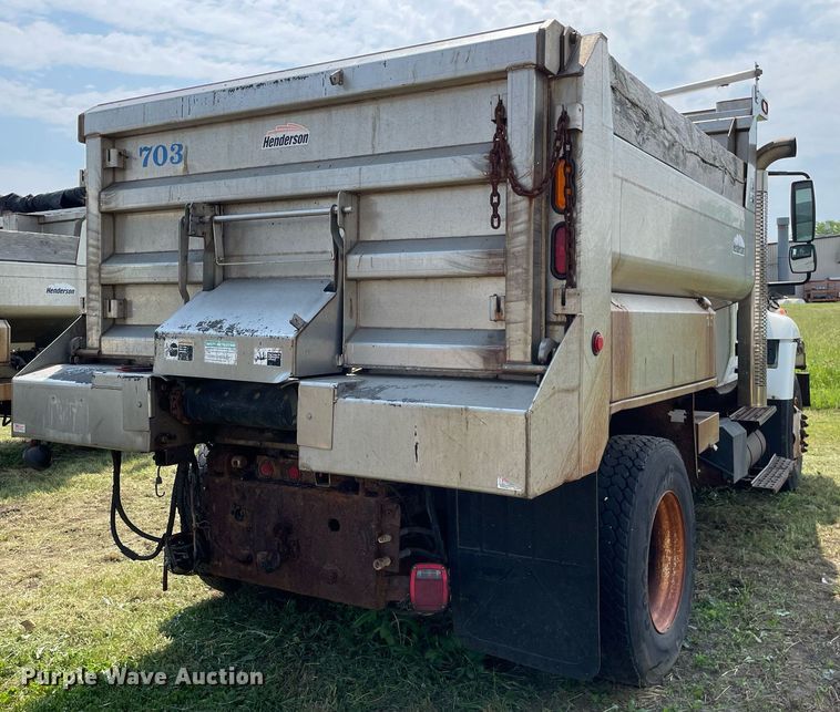 image for item LJ9735 2006 International 7400  dump truck