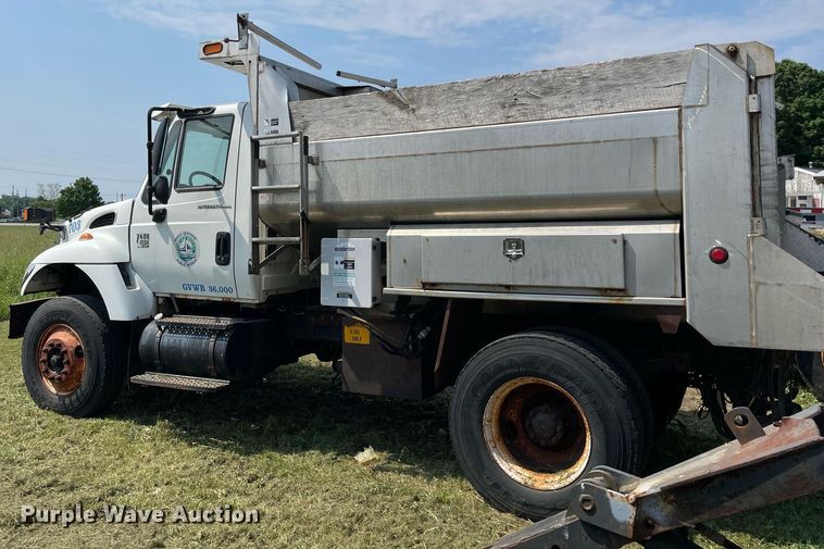 image for item LJ9735 2006 International 7400  dump truck