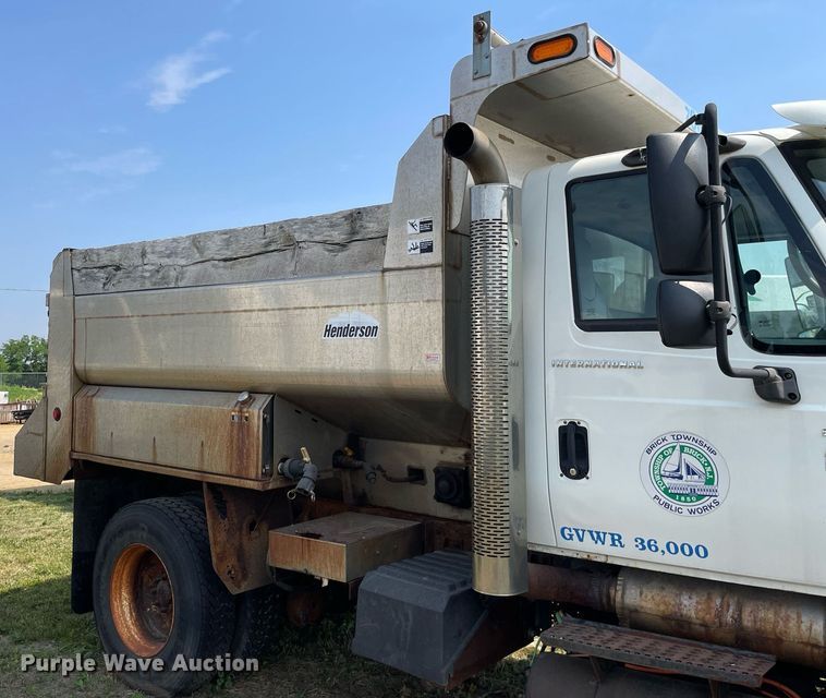 image for item LJ9735 2006 International 7400  dump truck