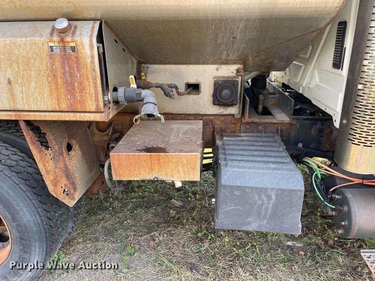 image for item LJ9735 2006 International 7400  dump truck