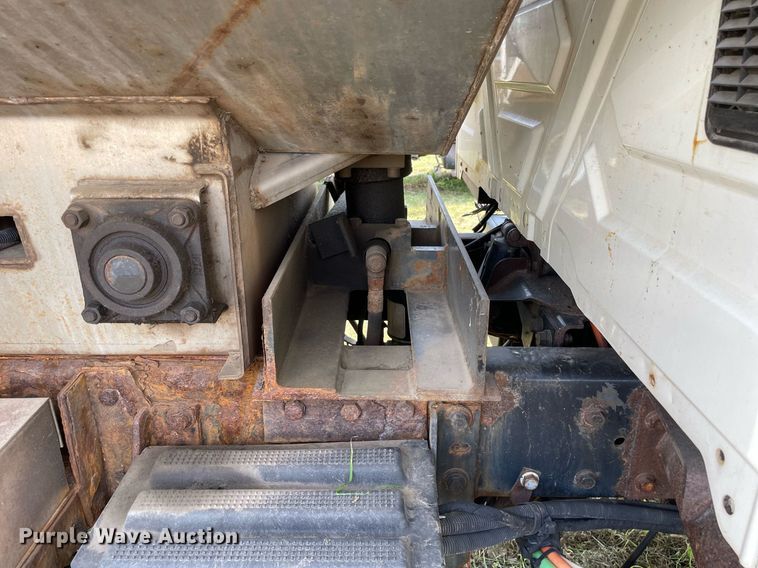 image for item LJ9735 2006 International 7400  dump truck