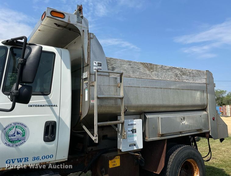 image for item LJ9735 2006 International 7400  dump truck