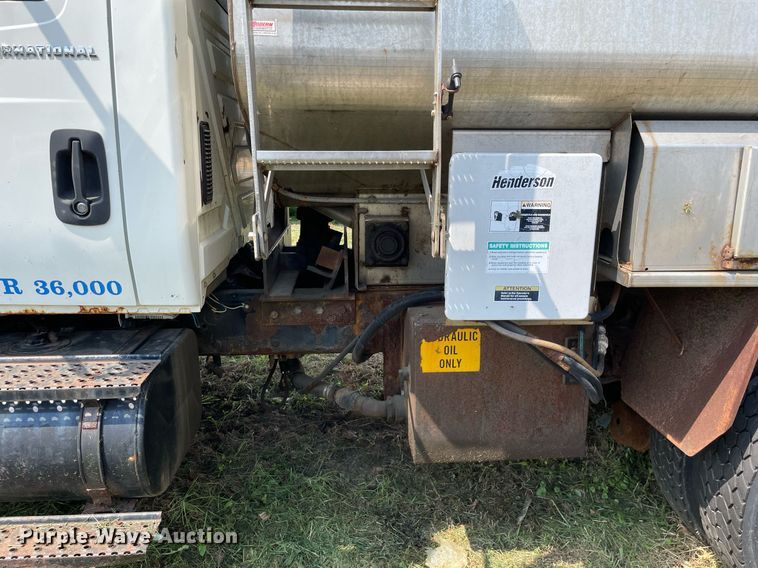 image for item LJ9735 2006 International 7400  dump truck