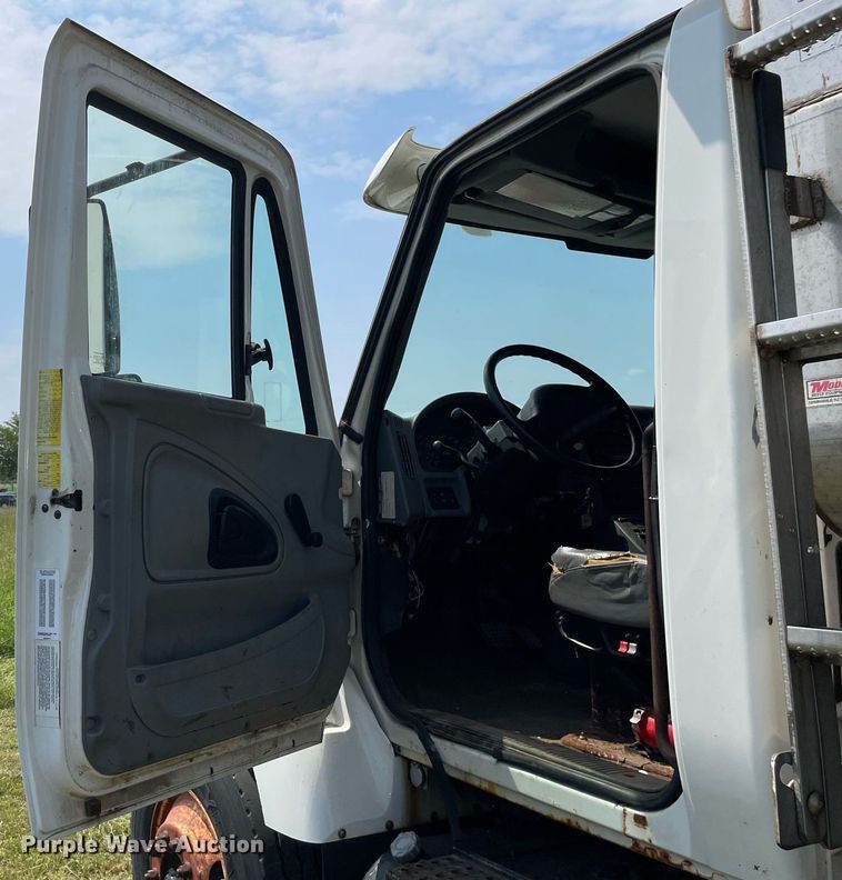 image for item LJ9735 2006 International 7400  dump truck