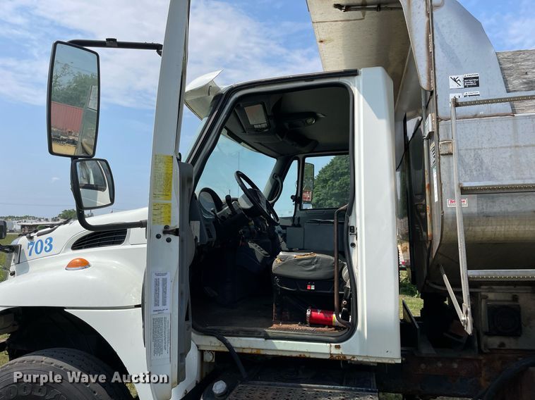 image for item LJ9735 2006 International 7400  dump truck