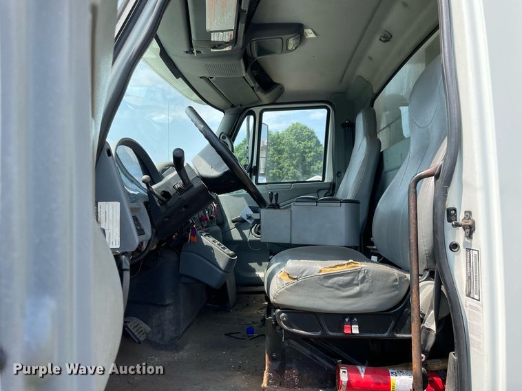 image for item LJ9735 2006 International 7400  dump truck