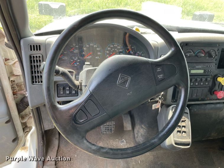 image for item LJ9735 2006 International 7400  dump truck