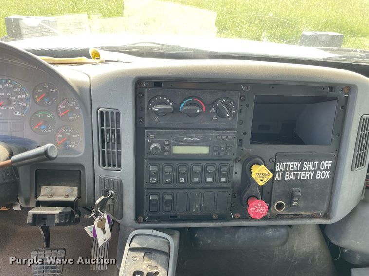 image for item LJ9735 2006 International 7400  dump truck