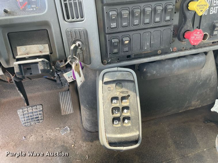 image for item LJ9735 2006 International 7400  dump truck