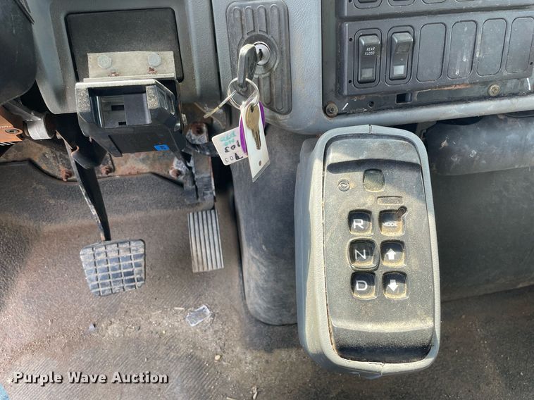 image for item LJ9735 2006 International 7400  dump truck