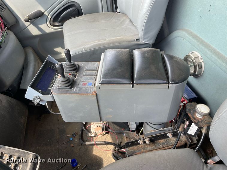 image for item LJ9735 2006 International 7400  dump truck