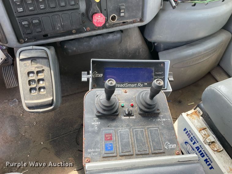 image for item LJ9735 2006 International 7400  dump truck