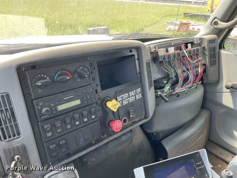 image for item LJ9735 2006 International 7400  dump truck