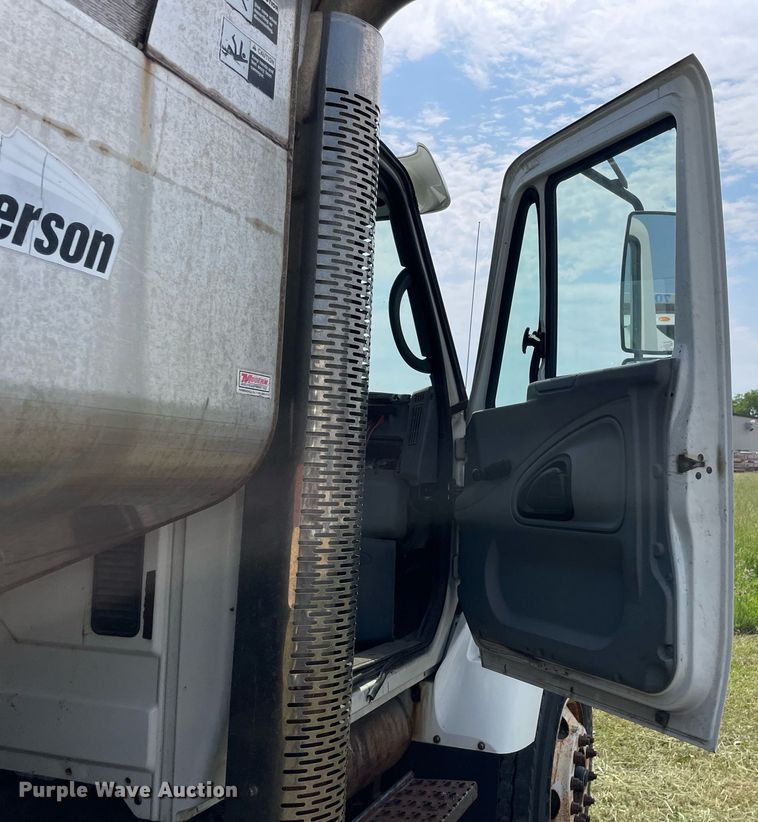 image for item LJ9735 2006 International 7400  dump truck