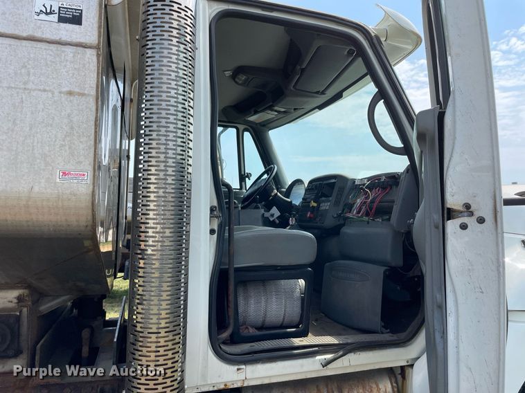 image for item LJ9735 2006 International 7400  dump truck