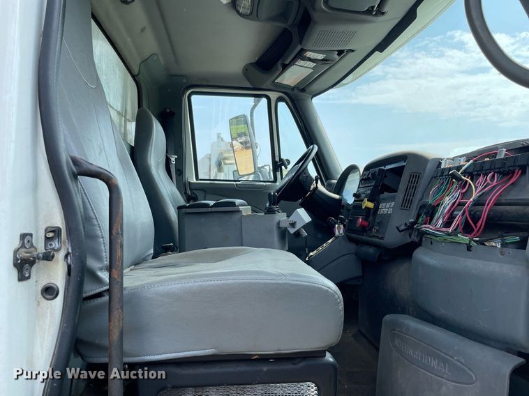 image for item LJ9735 2006 International 7400  dump truck