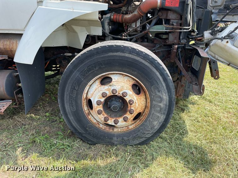 image for item LJ9735 2006 International 7400  dump truck