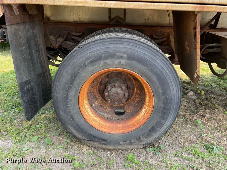 image for item LJ9735 2006 International 7400  dump truck