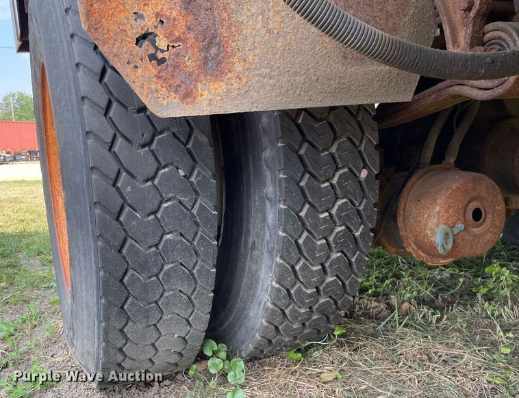 image for item LJ9735 2006 International 7400  dump truck