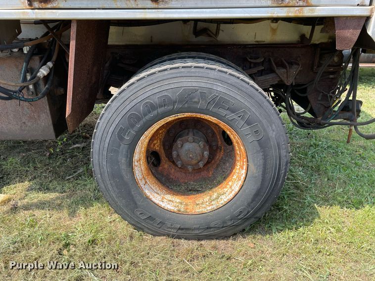 image for item LJ9735 2006 International 7400  dump truck