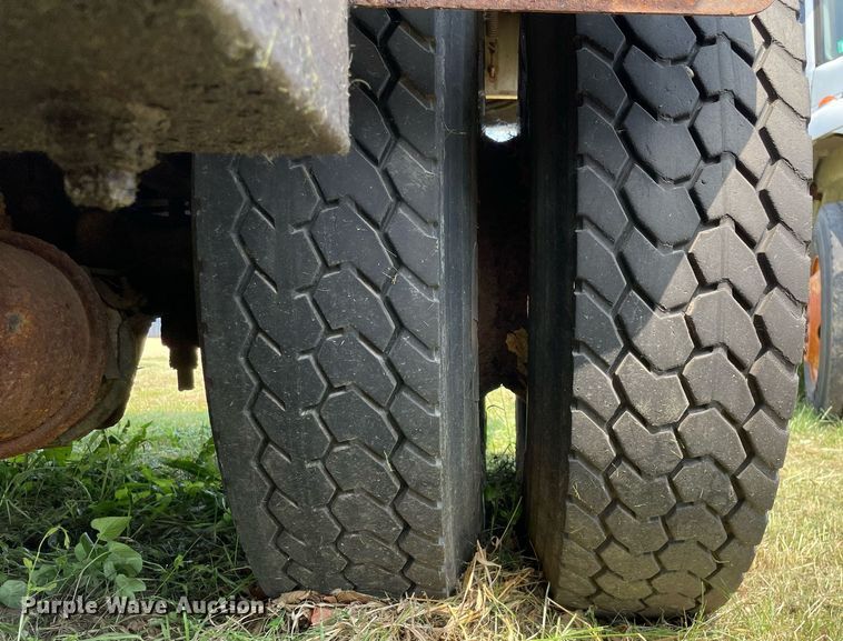 image for item LJ9735 2006 International 7400  dump truck