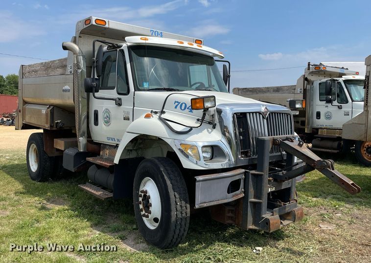 image for item LJ9736 2006 International 7400  dump truck