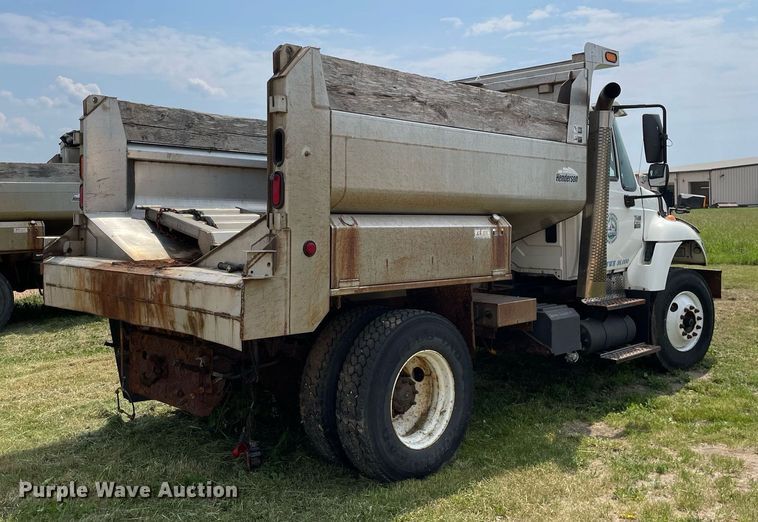 image for item LJ9736 2006 International 7400  dump truck