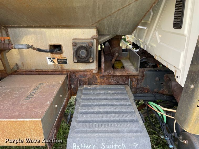 image for item LJ9736 2006 International 7400  dump truck