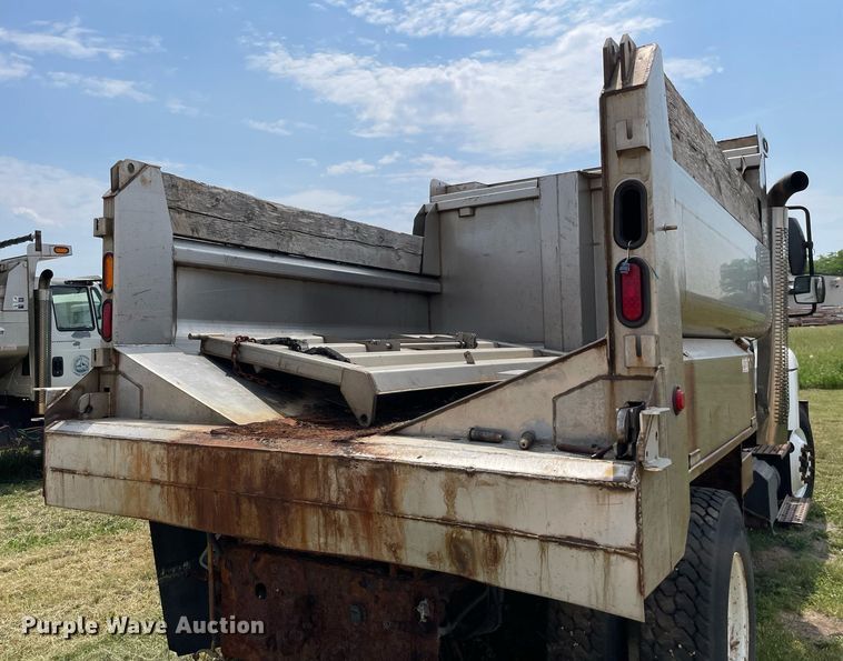 image for item LJ9736 2006 International 7400  dump truck