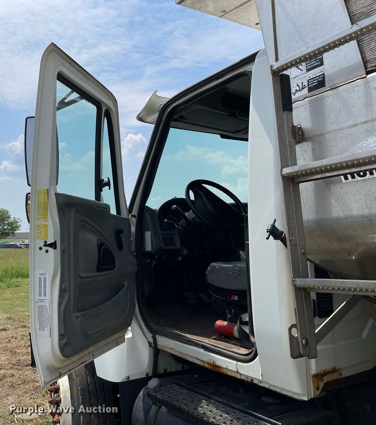 image for item LJ9736 2006 International 7400  dump truck