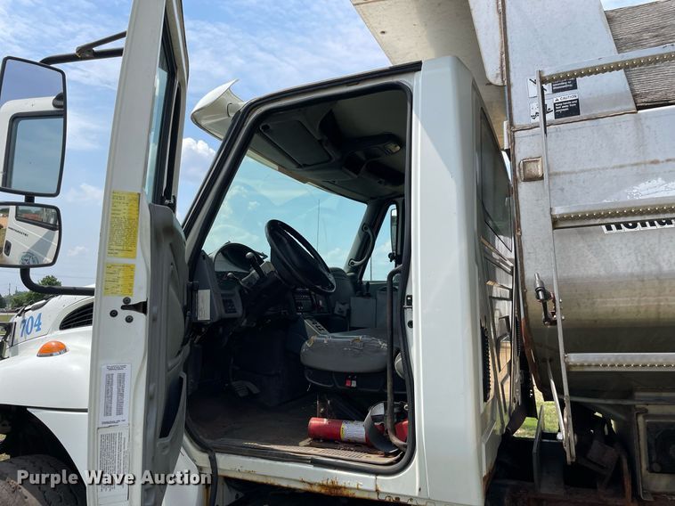 image for item LJ9736 2006 International 7400  dump truck