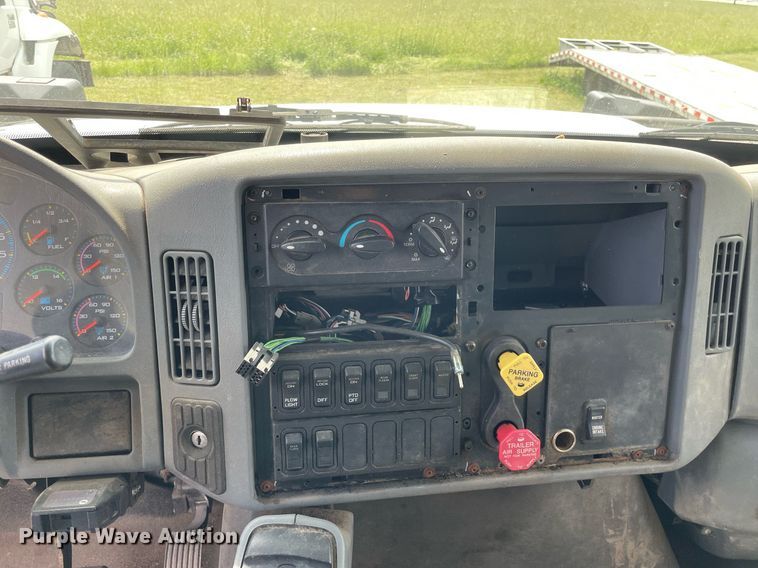 image for item LJ9736 2006 International 7400  dump truck