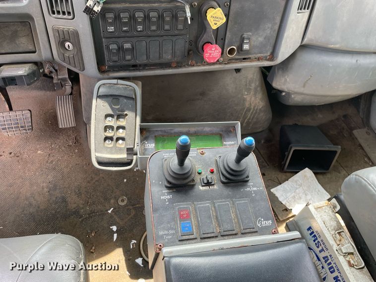 image for item LJ9736 2006 International 7400  dump truck