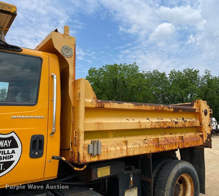 image for item LJ9737 2005 International 7400  dump truck