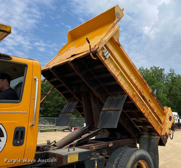 image for item LJ9737 2005 International 7400  dump truck