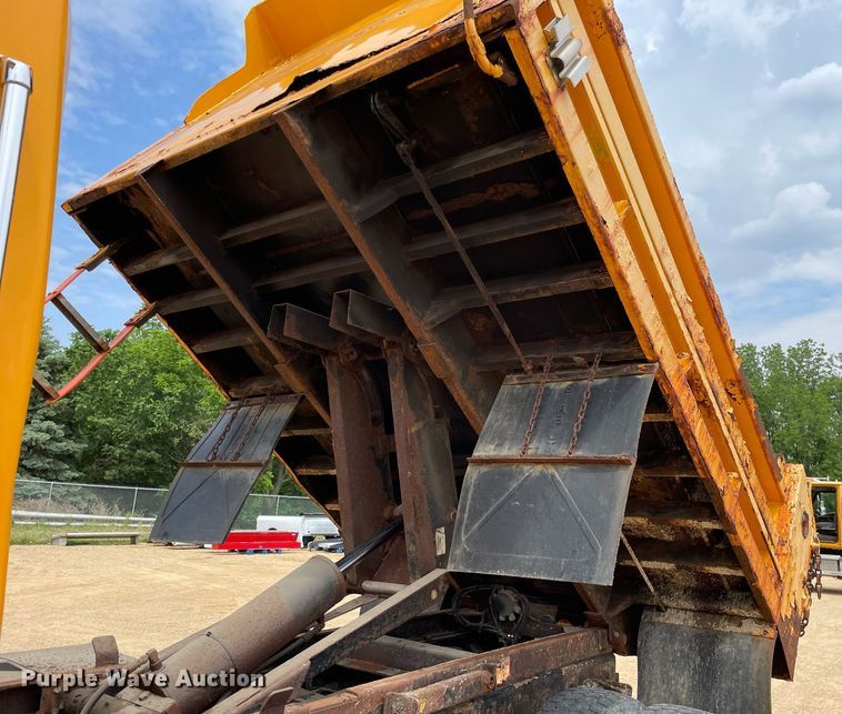 image for item LJ9737 2005 International 7400  dump truck