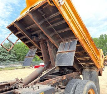 image for item LJ9737 2005 International 7400  dump truck