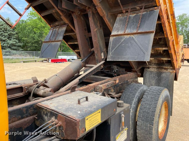 image for item LJ9737 2005 International 7400  dump truck