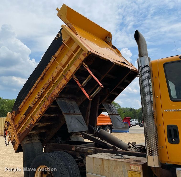 image for item LJ9737 2005 International 7400  dump truck