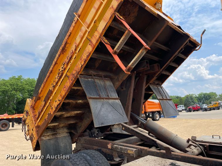 image for item LJ9737 2005 International 7400  dump truck