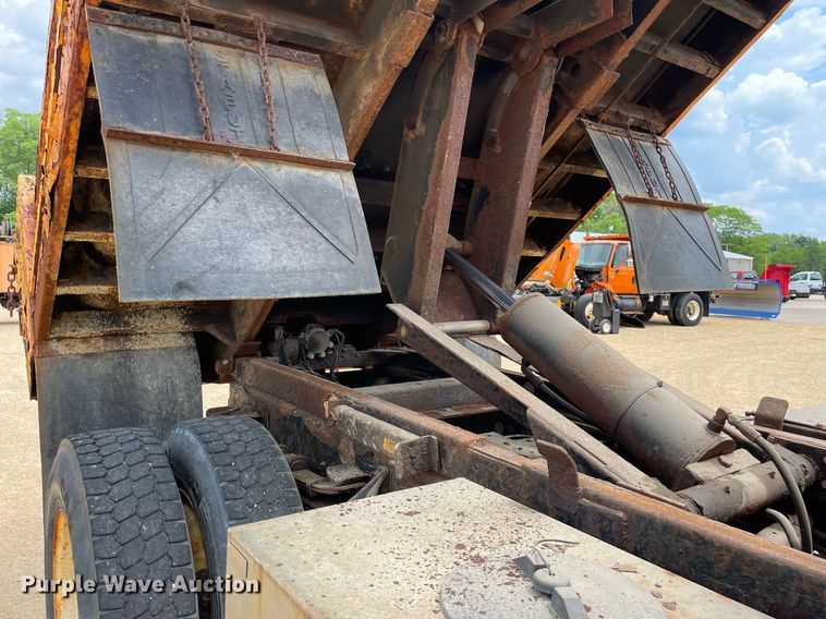 image for item LJ9737 2005 International 7400  dump truck