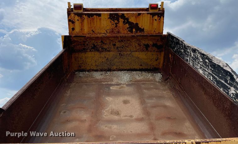 image for item LJ9737 2005 International 7400  dump truck