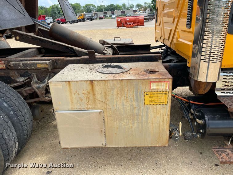 image for item LJ9737 2005 International 7400  dump truck