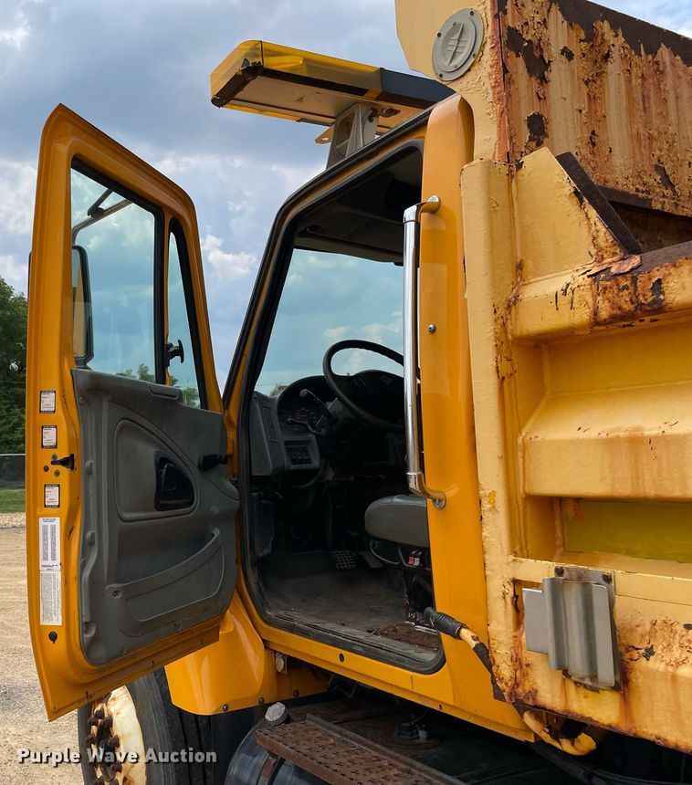 image for item LJ9737 2005 International 7400  dump truck