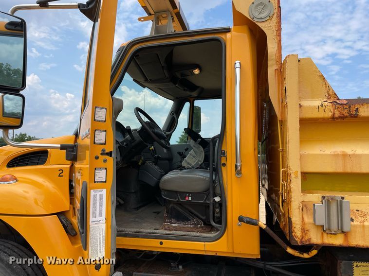 image for item LJ9737 2005 International 7400  dump truck