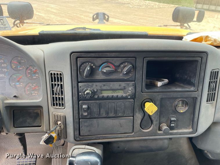 image for item LJ9737 2005 International 7400  dump truck